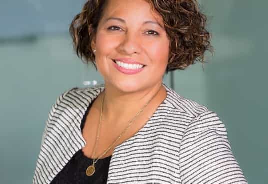 Primo piano responsabile sorridente